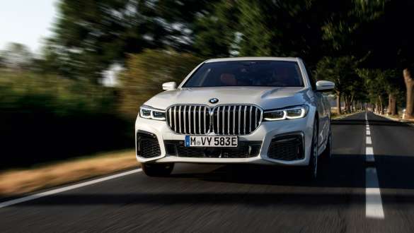 BMW 7-serie Sedan plug-in-hybrid G11 G12 kjørende, sett forfra BMW 7-serie Sedan plug-in-hybrid G11 G12 sett forfra, kjørende på veien