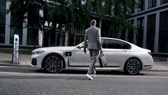 BMW 7-serie Sedan plug-in-hybrid G11 G12 som lader, sett s fra siden BMW 7-serie Sedan plug-in-hybrid G11 G12 som lader med modell , sett fra siden