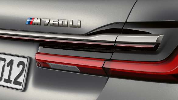 M760Li-emblemet på BMW 7-serie Sedan BMW 7-serie Sedan: Nærbilde av M760Li-emblemet på hekken