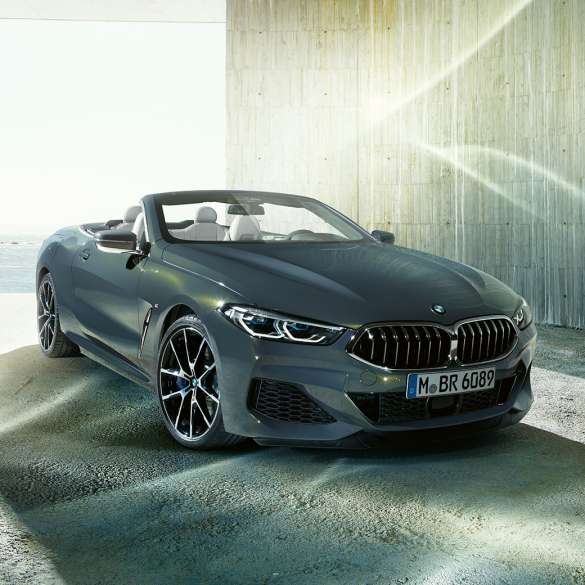 Fronten på BMW M850i xDrive i dravittgrå metalliclakk sett skrått fra venstre. Fronten på BMW M850i xDrive i dravittgrå metalliclakk sett skrått fra venstre.