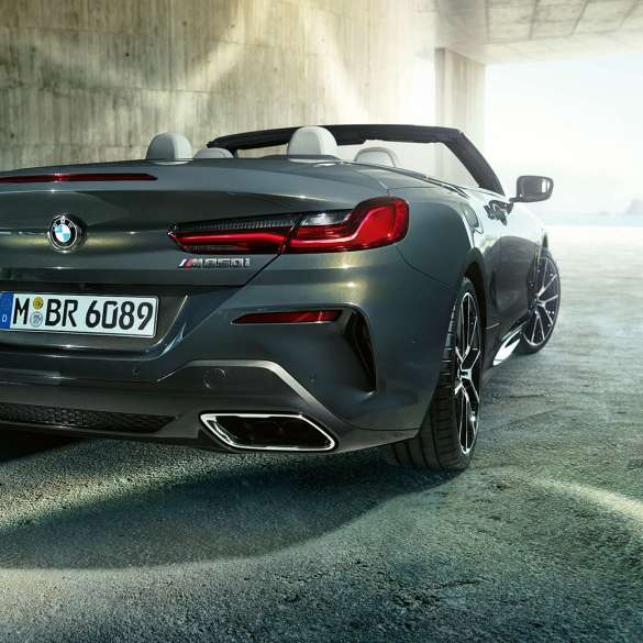 Hekken på BMW M850i xDrive i dravittgrå metalliclakk sett skrått fra høyre. Hekken på BMW M850i xDrive i dravittgrå metalliclakk sett skrått fra høyre.