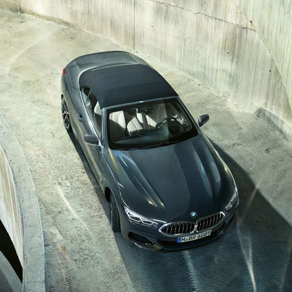 BMW M850i xDrive i dravittgrå metalliclakk med sort stoffkalesje sett ovenfra. BMW M850i xDrive i dravittgrå metalliclakk med sort stoffkalesje sett ovenfra.