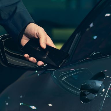 BMW M850i xDrive, føreren låser opp bilen med digital nøkkel på smarttelefonen. BMW M850i xDrive, føreren låser opp bilen med digital nøkkel på smarttelefonen.