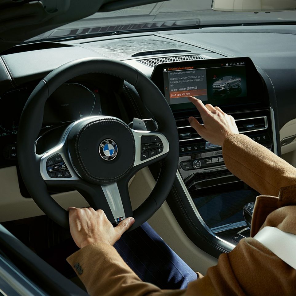 BMW M850i xDrive med fører som bruker BMW Live Cockpit Professional med berøringsfunksjonen. BMW M850i xDrive med fører som bruker BMW Live Cockpit Professional med berøringsfunksjonen.