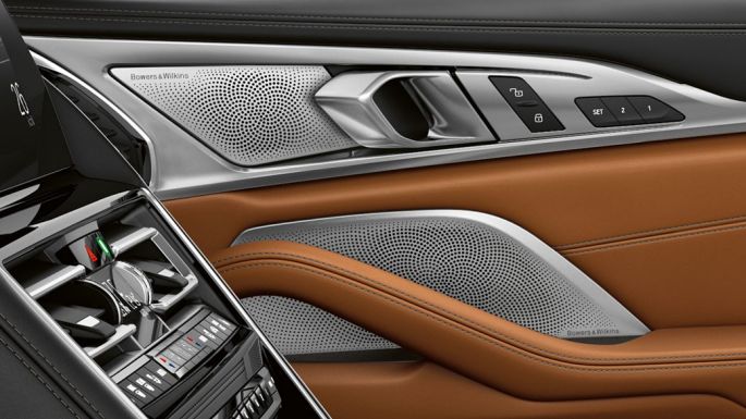 Innvendig design med Bowers & Wilkins Diamond surroundlydsystem i BMW M850i xDrive. Innvendig design med Bowers & Wilkins Diamond surroundlydsystem i BMW M850i xDrive.