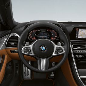 BMW M850i xDrive, M skinnratt med girhendler og multifunksjonstaster. BMW M850i xDrive, M skinnratt med girhendler og multifunksjonstaster.