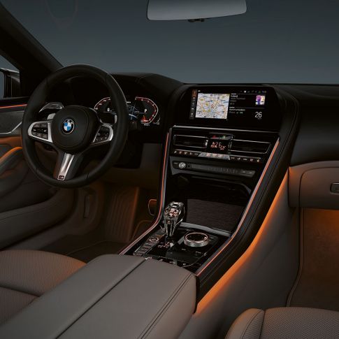 Innvendig design med bakgrunnsbelysning i BMW M850i xDrive. Innvendig design med bakgrunnsbelysning i BMW M850i xDrive.