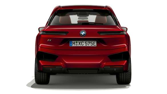BMW iX i20 elektrisk SUV Sett bakfra BMW iX elektrisk SUV Aventurinrød i20 Sett bakfra