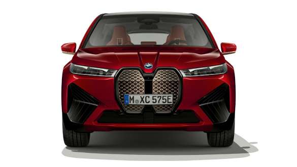 BMW iX i20 elektrisk SUV sett forfra BMW iX elektrisk SUV Aventurinrød i20 sett forfra