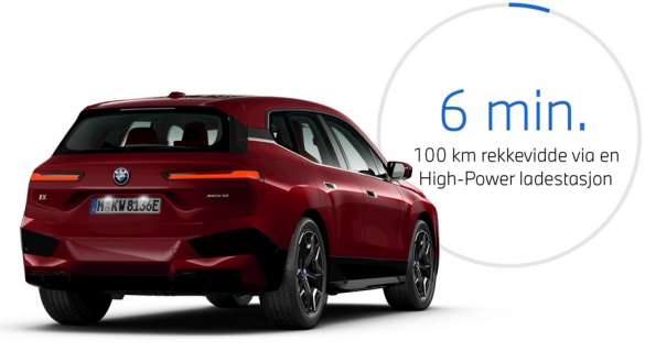 BMW iX i20 elektrisk SUV BMW iX xDrive50 lading underveis BMW iX i20 2021 elektrisk SUV BMW iX xDrive50 Aventurinrød lading ved en offentlig hurtigladestasjon