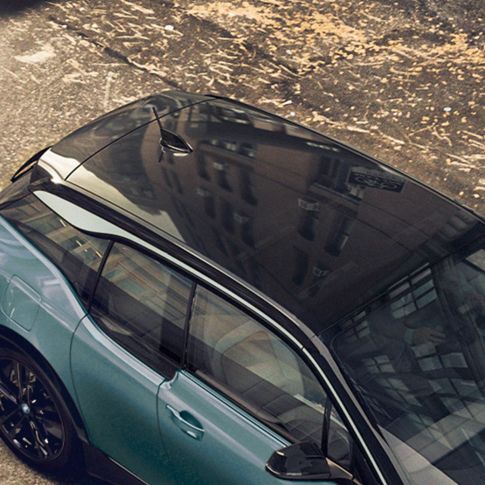 BMW i3 2018 karbontak BMW i3 I01 2018 Jucarobeige med detaljer i frostgrå metallic sett ovenfra karbontak