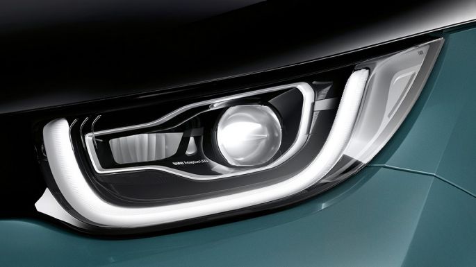 BMW i3 2018 LED-frontlykter BMW i3 I01 2018 Jucarobeige med detaljer i frostgrå metallic næropptak av front LED-frontlykter