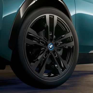 BMW i3 2018 lettmetallfelger BMW i3 I01 2018 Jucarobeige med detaljer i frostgrå metallic næropptak lettmetallfelger felger