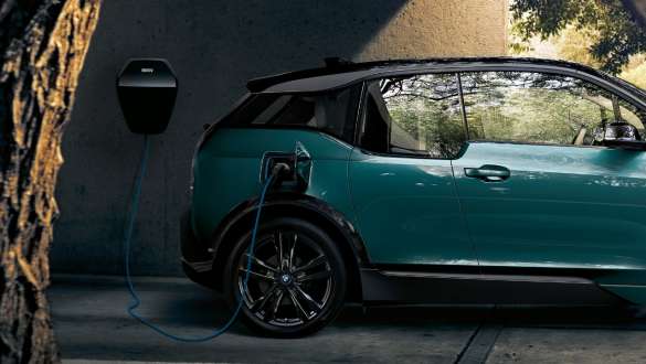 BMW i3 2018 BMW Wallbox BMW i3 I01 2018 Jucarobeige med detaljer i frostgrå metallic under lading ved BMW Wallbox