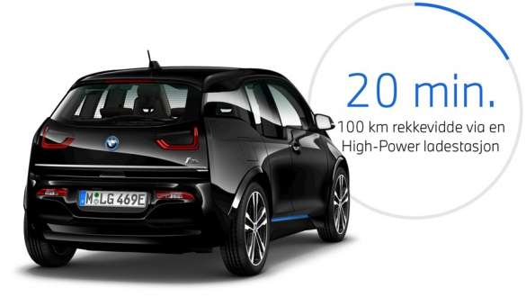 BMW i3s I01 Fluid sort med detaljer i BMW i blått sett skrått bakfra BMW i3s I01 Fluid sort med detaljer i BMW i blått sett skrått bakfra