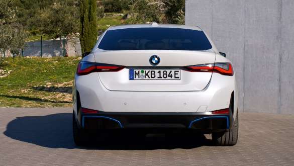 Sett bakfra BMW i4 eDrive40 G26 2021 Under parkering BMW i4 eDrive40 G26 2021 Mineralhvit Sett bakfra under parkering