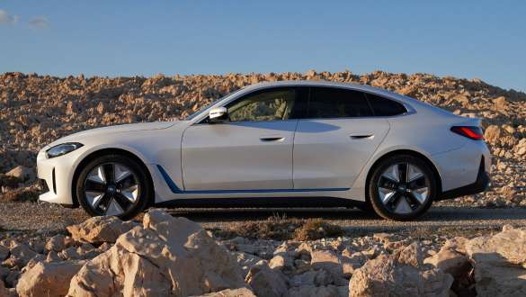 Sett fra siden i terrenget BMW i4 eDrive40 G26 2021 BMW i4 eDrive40 G26 2021 Mineralhvit Sett fra siden i terrenget