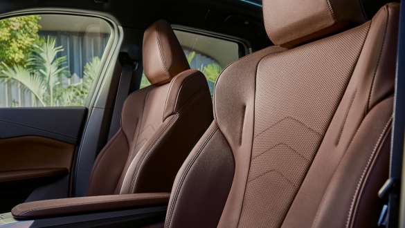 BMW iX1 U11 BEV Interiør aktive seter BMW iX1 U11 BEV Interiør sett fra siden aktive seter Sensatec Mokka edeltreutførelse eukalyptus med åpne porer