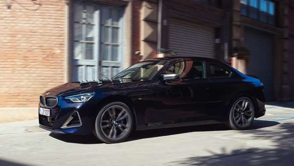 Sett skrått fra siden BMW M240i xDrive Coupé G42 2021 med Sport-automatgirkasse BMW M240i xDrive Coupé G42 2021 safirsort metallic sett skrått fra siden med Sport-automatgirkasse