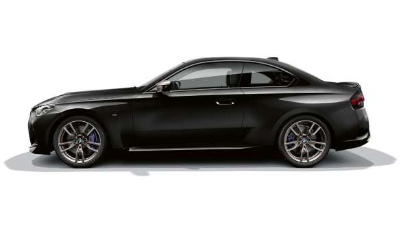 Sidevisning av BMW M240i xDrive Coupé G42 2021 BMW M240i xDrive Coupé G42 2021 safirsort metallic sett fra siden