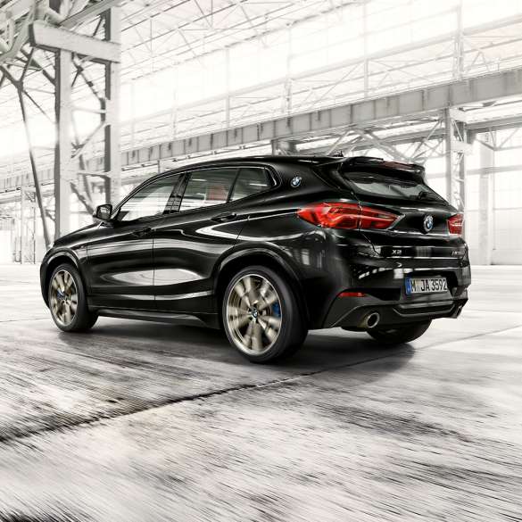 Kjøredynamikk BMW X2 M35i Kjøredynamikk BMW X2 M35i Safirsort metallic F39 2018, sett skrått bakfra