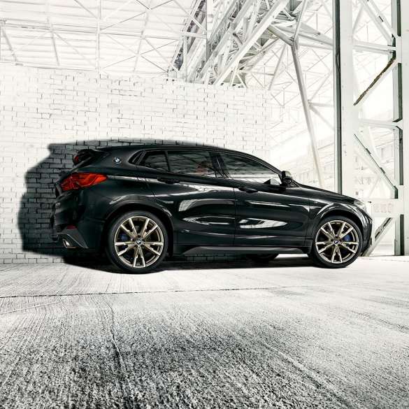 Eksteriør BMW X2 M35i Eksteriør BMW X2 M35i Safirsort metallic F39, sett fra siden