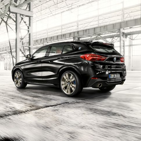 M hekkspoiler BMW X2 M35i M hekkspoiler BMW X2 M35i Safirsort metallic F39, sett skrått bakfra