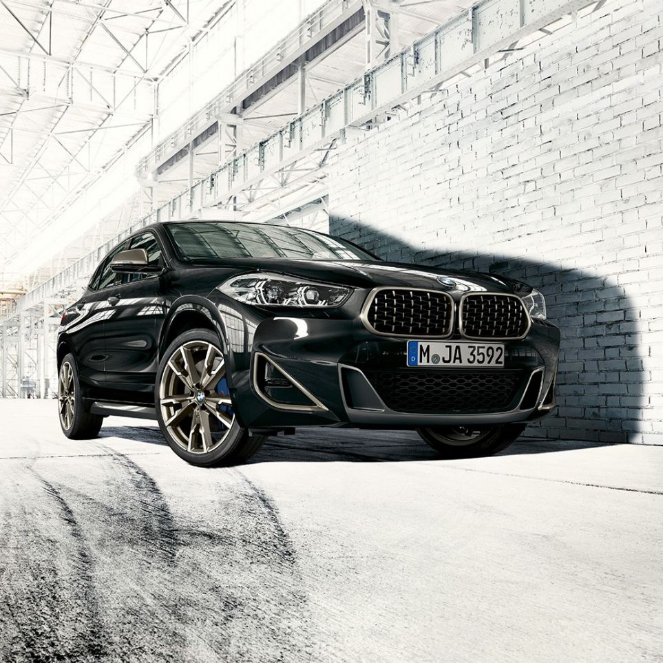 Dobbelgrill BMW X2 M35i BMW dobbelgrill BMW X2 M35i Safirsort metallic F39 sett skrått forfra