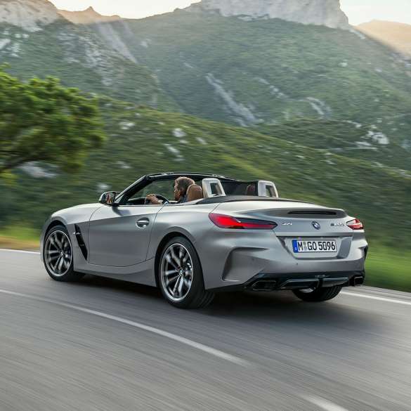 Kjøredynamikk BMW Z4 M40i G29 BMW Z4 Roadster M40i G29 2019 BMW Individual frostgrå metallic sett skrått bakfra kjørende