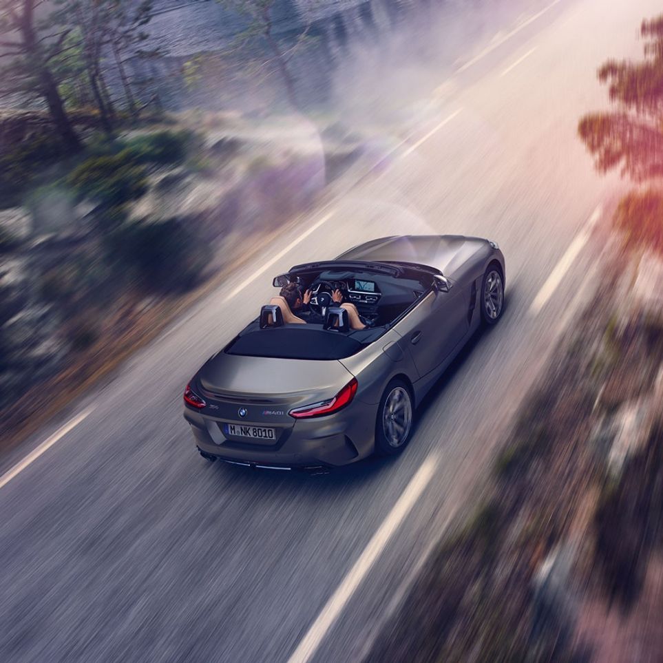 BMW Z4 M40i G29 Cabriolet med åpen kalesje BMW Z4 M40i Roadster G29 2019 Cabriolet BMW Individual frostgrå metallic kjørende med åpent tak, sett ovenfra