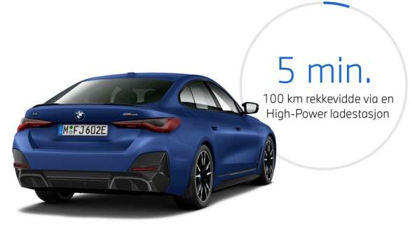 Sett skrått bakfra BMW i4 M50 eDrive40 G26 2021 BMW i4 M50 eDrive40 G26 2021 BMW Individual Frozen Portimaoblå metallic sett skrått bakfra med grafisk visning av ladetid