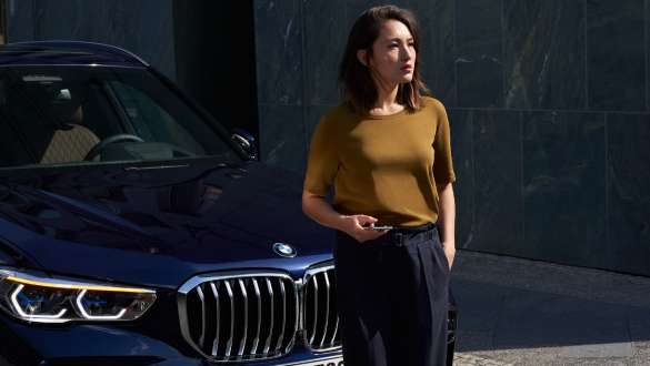 Kvinne foran BMW BMW Mobile Care kvinne foran BMW