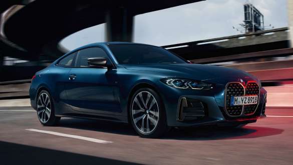 M sportsdifferensial BMW M440i xDrive Coupé G22 2020 BMW M440i xDrive Coupé G22 2020 med M sportsdifferensial Arctic Race Blue metallic sett skrått fra siden
