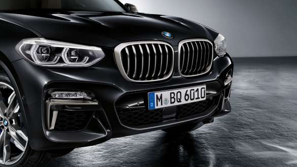 BMW X3 M40i og BMW X3 M40d med M aerodynamikkpakke. Utvendig design på BMW X3 M40i og BMW X3 M40d i safirsort metallic med front med M aerodynamikkpakke.
