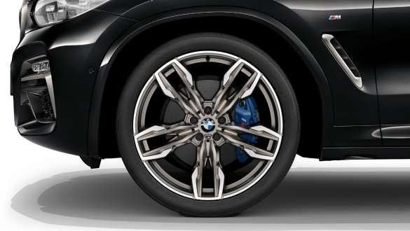 BMW X3 M40i og BMW X3 M40d med M sportsbremser. Utvendig design på BMW X3 M40i og BMW X3 M40d i safirsort metallic med lettmetallfelg med M sportsbremser.