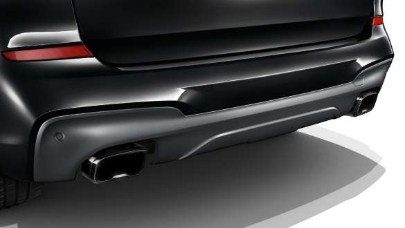 BMW X3 M40i og BMW X3 M40d med M sportseksosanlegg. Utvendig design på BMW X3 M40i og BMW X3 M40d i safirsort metallic med hekk med M sportseksosanlegg.