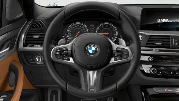 BMW X3 M40i og BMW X3 M40d med variabel sportsstyring. Førerplassen i BMW X3 M40i og BMW X3 M40d med M skinnratt og variabel sportsstyring.
