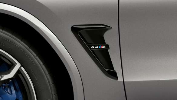 BMW X3 M Competition med M gjeller med modellbetegnelse. Utvendig design på BMW X3 M Competition i doningtongrå metallic med M gjelle i høyglanset sort med modellbetegnelse.