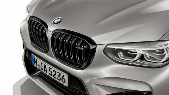 Fronten på BMW X3 M Competition med M grill. Utvendig design på fronten til BMW X3 M Competition i doningtongrå metallic med M grill i høyglanset sort.