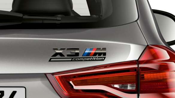 BMW X3 M Competition med X3 M Competition-signatur på hekken. Utvendig design på BMW X3 M Competition i doningtongrå metallic med M Competition-signatur på hekken.