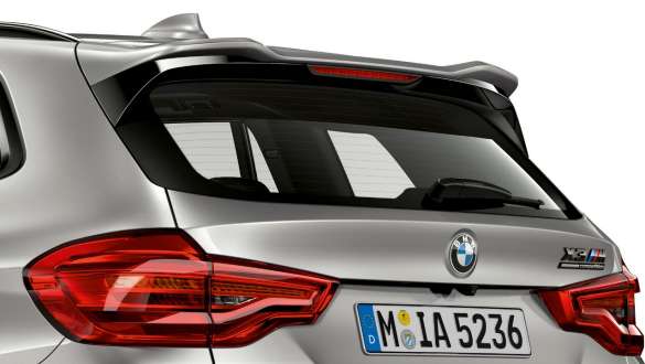 BMW X3 M Competition med M takspoiler. Utvendig design på BMW X3 M Competition i doningtongrå metallic med M takspoiler.