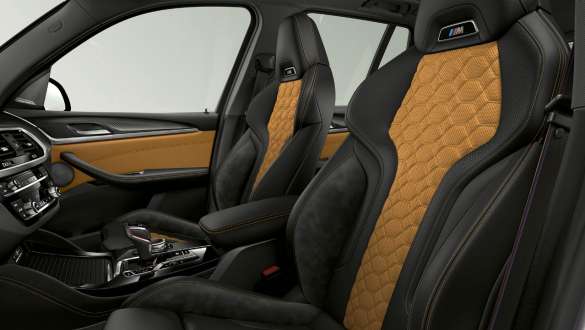 BMW X3 M Competition med M sportsseter. Kupeen til BMW X3 M Competition med M sportsseter i merinoskinn med Alcantara.