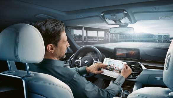 BMW X3 M-modeller med parkeringsassistent Plus. BMW X3 M-modeller med kontrolldisplay med parkeringsassistent Plus.