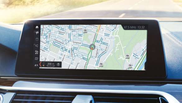 BMW Connected. BMW X3 M-modeller med BMW Connected og kvinne med lysende globus i hånden.