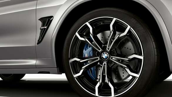 M komposittbremser. Utvendig design på BMW X3 M Competition i doningtongrå metallic, M lettmetallfelg med M kompostittbremser.