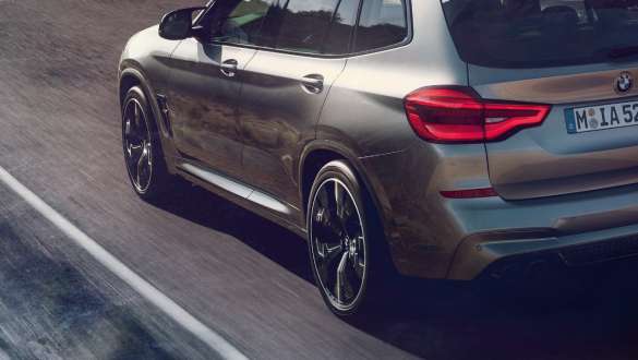 BMW X3 M Competition sett skrått bakfra. Utvendig design på BMW X3 M Competition i doningtongrå metallic med spesielt M understell sett skrått bakfra.