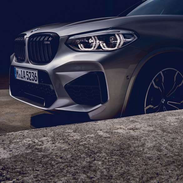 BMW X3 M Competition sett fra siden foran. Utvendig design på BMW X3 M Competition i doningtongrå metallic sett fra siden foran.