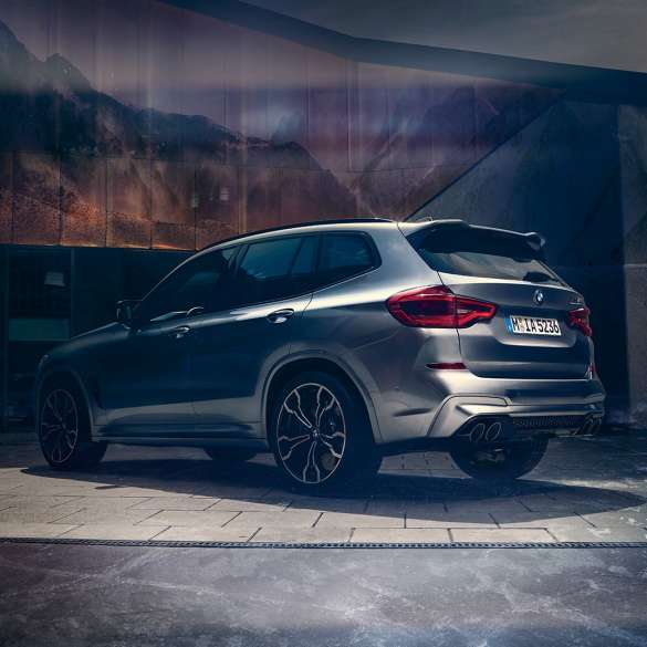 BMW X3 M Competition sett fra siden bak. Utvendig design på BMW X3 M Competition i doningtongrå metallic sett fra siden bak.