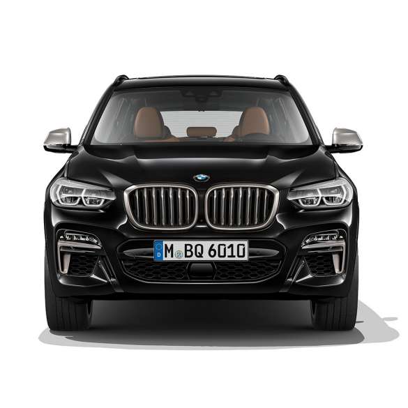 BMW X3 M40i og BMW X3 M40d sett forfra. Utvendig design på BMW X3 M40i og BMW X3 M40d i safirsort metallic sett forfra.