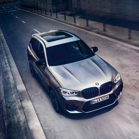 BMW X3 M Competition sett ovenfra. Utvendig design på BMW X3 M Competition i doningtongrå metallic sett ovenfra forfra.